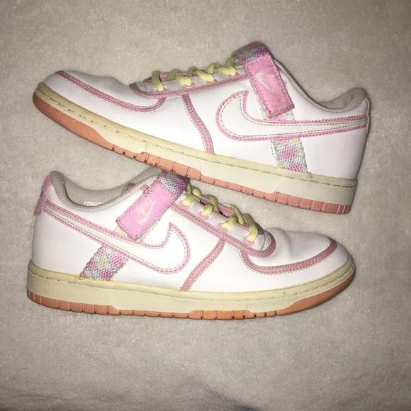 COPY - Women’s/Girls Nike Sneakers - Picture 1 of 8